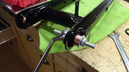 Neue Schwingenlager einpressen